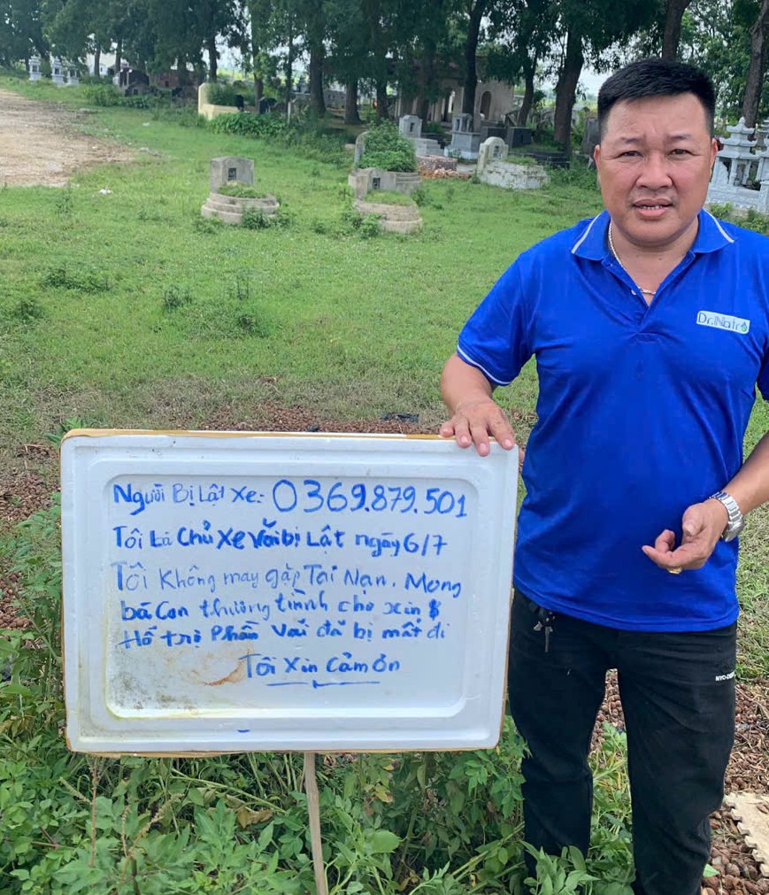 Vụ lật xe mất 4 tấn vải: Chủ hàng nhận được gần 10 triệu đồng từ nhiều số tài khoản lạ - Ảnh 1. Vụ lật xe mất 4 tấn vải: Chủ hàng nhận được gần 10 triệu đồng từ nhiều số tài khoản lạ - Ảnh 1.