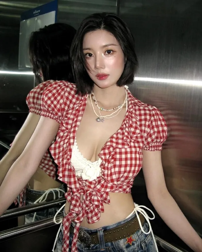Ranh giới giữa quyến rũ và phản cảm - Ảnh 2. Ranh giới giữa quyến rũ và phản cảm - Ảnh 2.