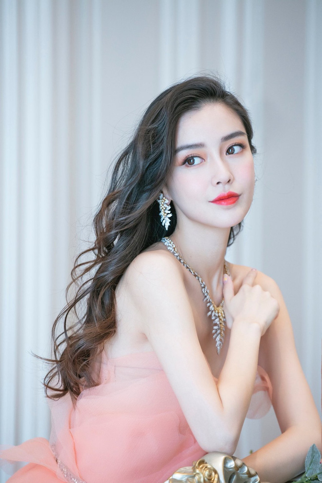 Angelababy tái xuất fashion week quốc tế, fan đồng loạt xin quay lại thảm đỏ Cbiz- Ảnh 15. Angelababy tái xuất fashion week quốc tế, fan đồng loạt xin quay lại thảm đỏ Cbiz- Ảnh 15.