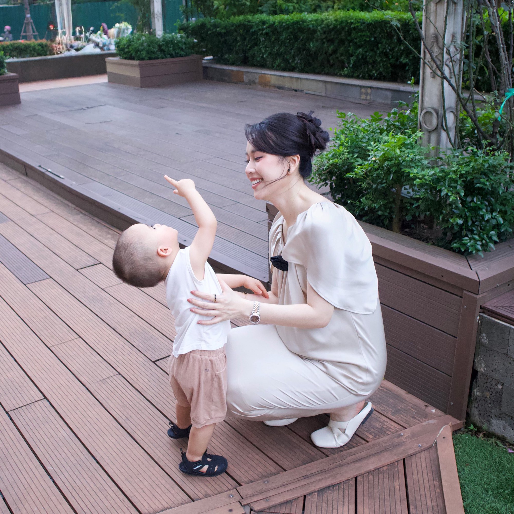 Mai Ngọc hẹn hò team mẹ bỉm sữa: Toàn nhan sắc đỉnh chóp, lên chức rồi mà vẫn sang - xịn - đẹp- Ảnh 3. Mai Ngọc hẹn hò team mẹ bỉm sữa: Toàn nhan sắc đỉnh chóp, lên chức rồi mà vẫn sang - xịn - đẹp- Ảnh 3.