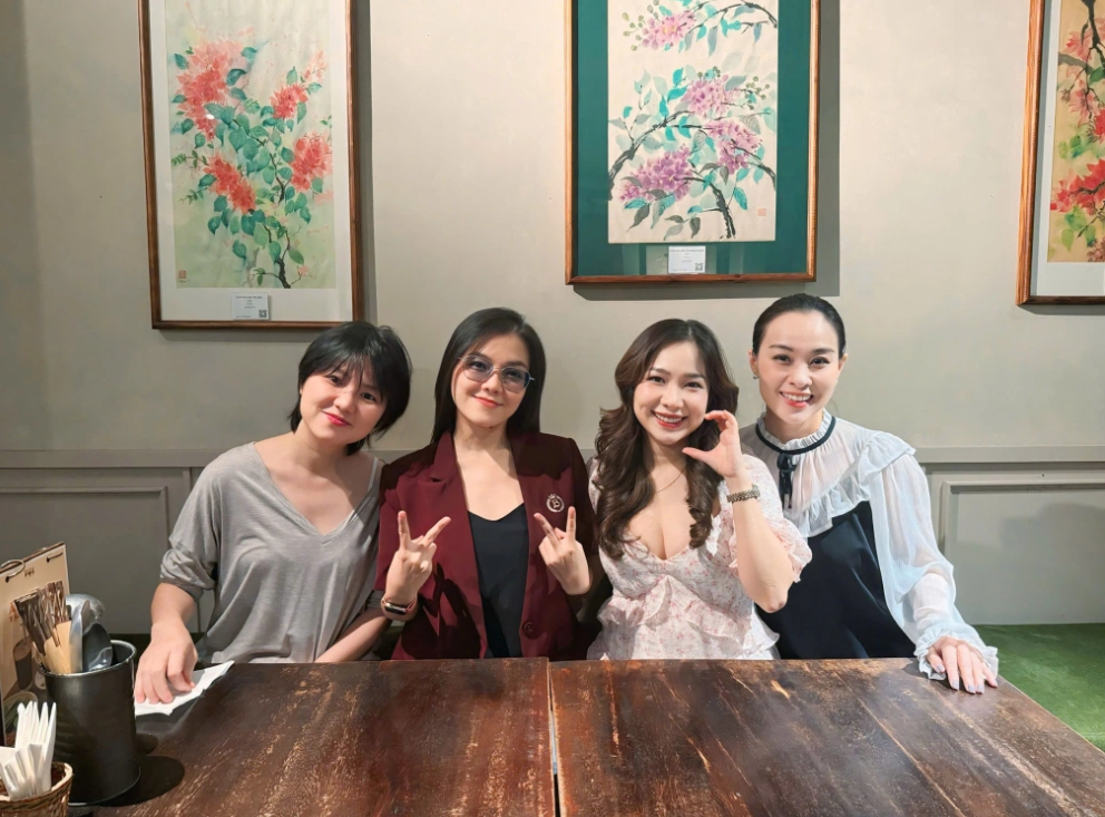 Mắt Ngọc hội ngộ sau 25 năm: Những cô gái thanh xuân nay đã là mẹ, có thêm thành viên nhí cực đáng yêu- Ảnh 1. Mắt Ngọc hội ngộ sau 25 năm: Những cô gái thanh xuân nay đã là mẹ, có thêm thành viên nhí cực đáng yêu- Ảnh 1.