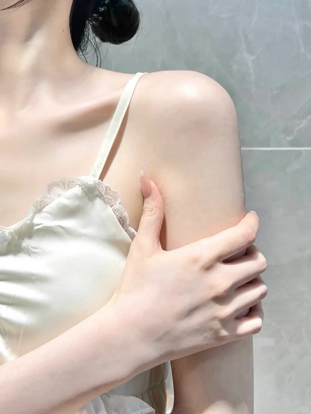 Tắm kiểu "quiet luxury": Vừa làm sạch vừa dưỡng ẩm chỉ với 1 lọ dầu tắm - Ảnh 2. Tắm kiểu "quiet luxury": Vừa làm sạch vừa dưỡng ẩm chỉ với 1 lọ dầu tắm - Ảnh 2.