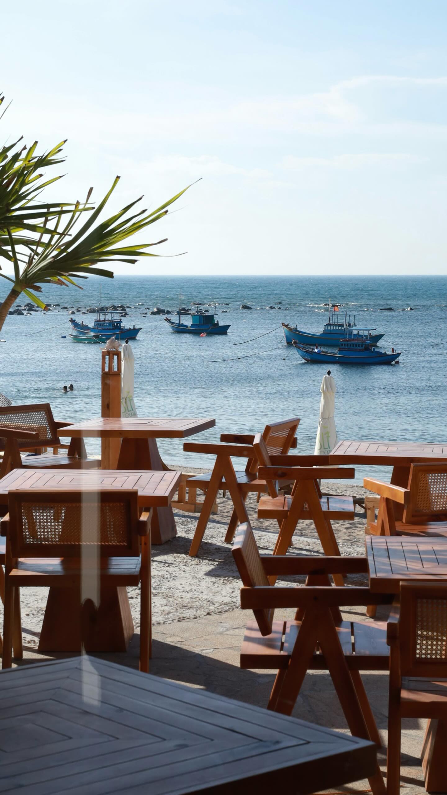 Khách Việt tốn 2 tiếng đồng ngồi tàu bị “sóng dập tả tơi” chỉ để đổi lại khung cảnh “tuyệt đối điện ảnh” này- Ảnh 2. Khách Việt tốn 2 tiếng đồng ngồi tàu bị “sóng dập tả tơi” chỉ để đổi lại khung cảnh “tuyệt đối điện ảnh” này- Ảnh 2.