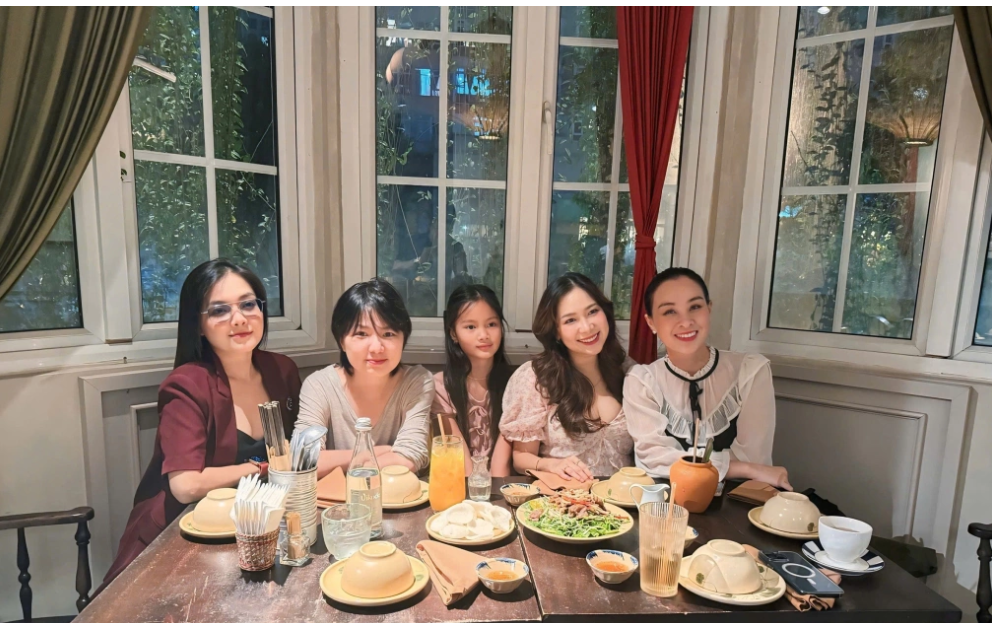 Mắt Ngọc hội ngộ sau 25 năm: Những cô gái thanh xuân nay đã là mẹ, có thêm thành viên nhí cực đáng yêu- Ảnh 2. Mắt Ngọc hội ngộ sau 25 năm: Những cô gái thanh xuân nay đã là mẹ, có thêm thành viên nhí cực đáng yêu- Ảnh 2.