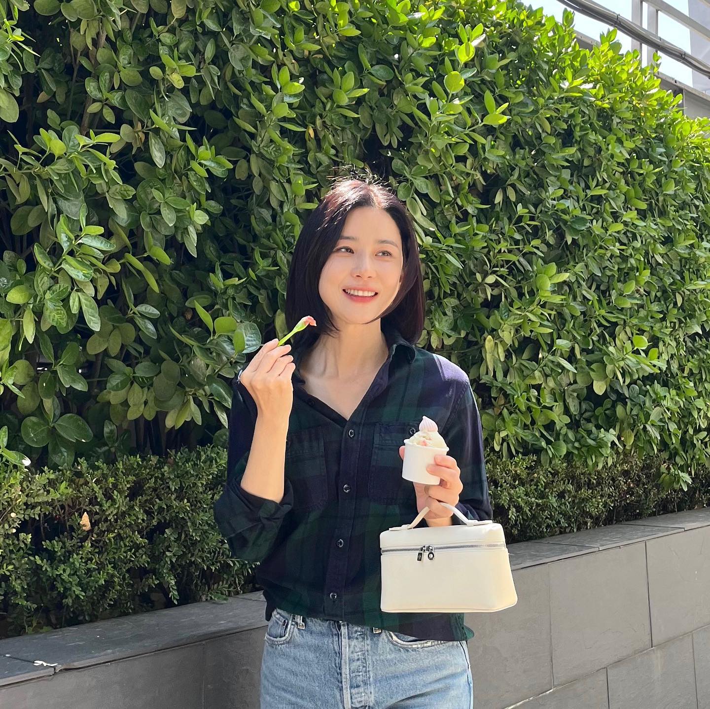 Phụ nữ trên 45 tuổi không cần phối đồ cầu kỳ, cứ mặc đơn giản như Lee Bo Young là xuất sắc - Ảnh 8. Phụ nữ trên 45 tuổi không cần phối đồ cầu kỳ, cứ mặc đơn giản như Lee Bo Young là xuất sắc - Ảnh 8.