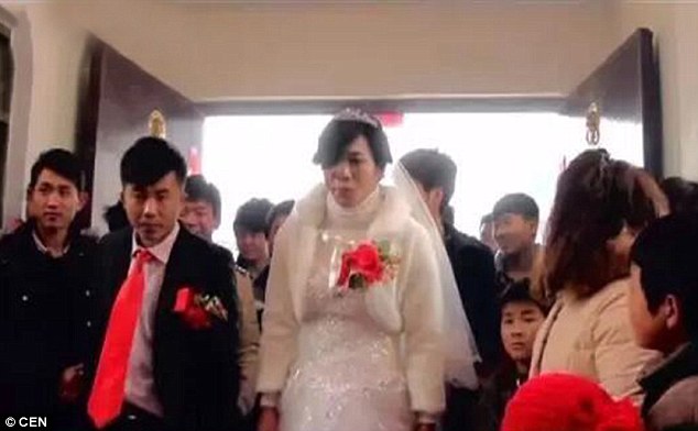 Người đàn ông giả gái hẹn hò một lúc 11 chàng trai, có người cưới xong vẫn không biết: Thủ đoạn cải trang vô cùng tinh vi - Ảnh 1. Người đàn ông giả gái hẹn hò một lúc 11 chàng trai, có người cưới xong vẫn không biết: Thủ đoạn cải trang vô cùng tinh vi - Ảnh 1.