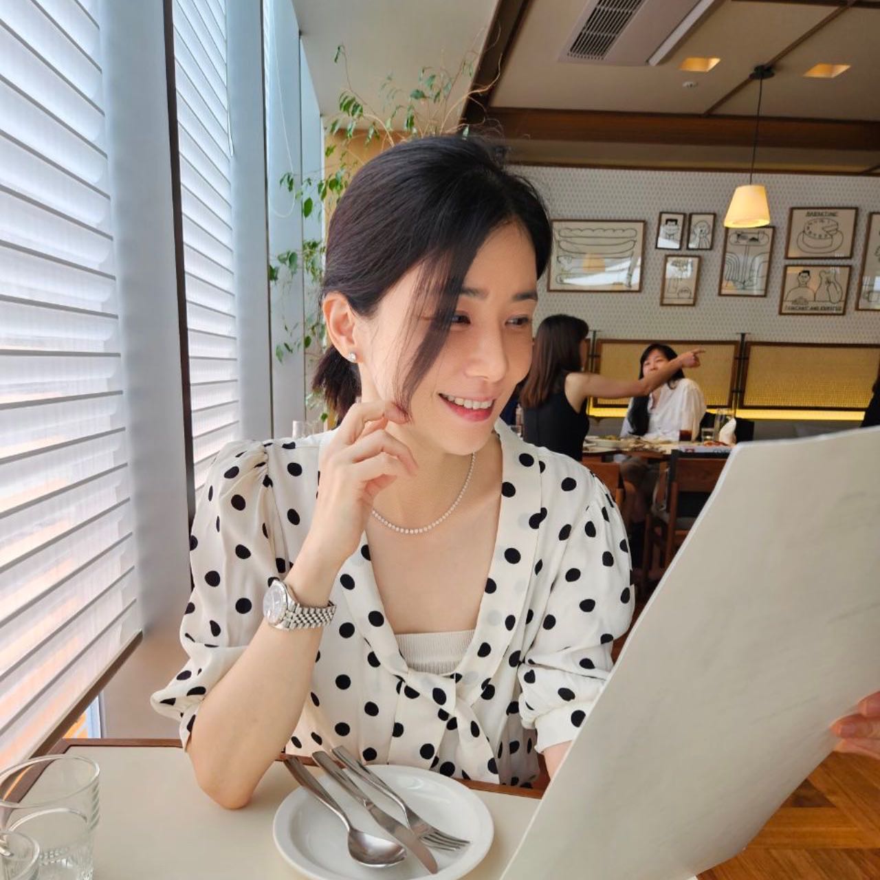 Phụ nữ trên 45 tuổi không cần phối đồ cầu kỳ, cứ mặc đơn giản như Lee Bo Young là xuất sắc - Ảnh 7. Phụ nữ trên 45 tuổi không cần phối đồ cầu kỳ, cứ mặc đơn giản như Lee Bo Young là xuất sắc - Ảnh 7.