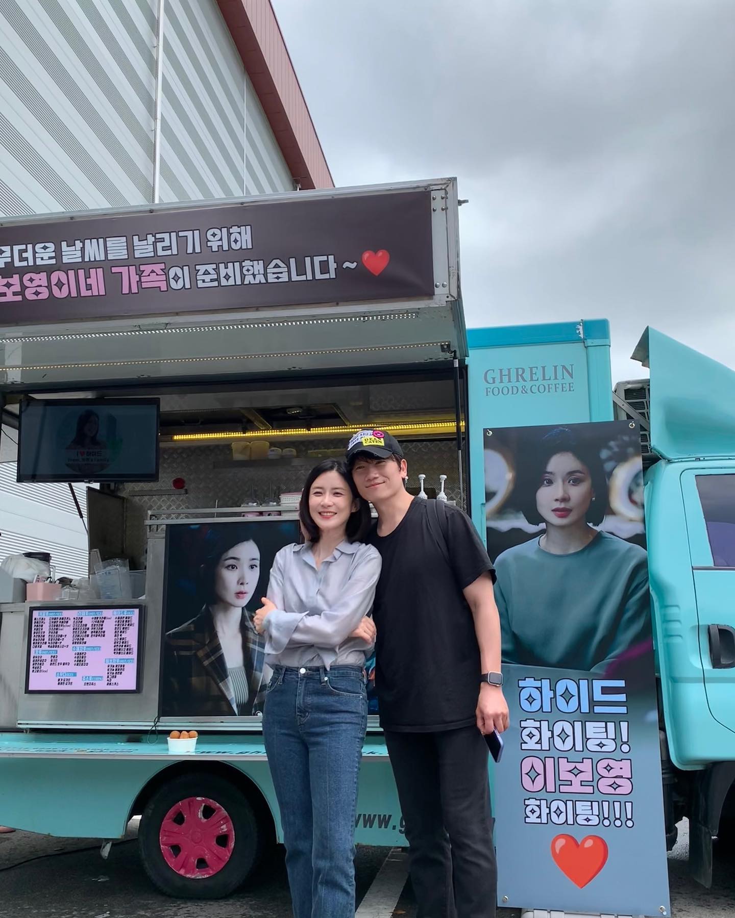 Phụ nữ trên 45 tuổi không cần phối đồ cầu kỳ, cứ mặc đơn giản như Lee Bo Young là xuất sắc - Ảnh 6. Phụ nữ trên 45 tuổi không cần phối đồ cầu kỳ, cứ mặc đơn giản như Lee Bo Young là xuất sắc - Ảnh 6.