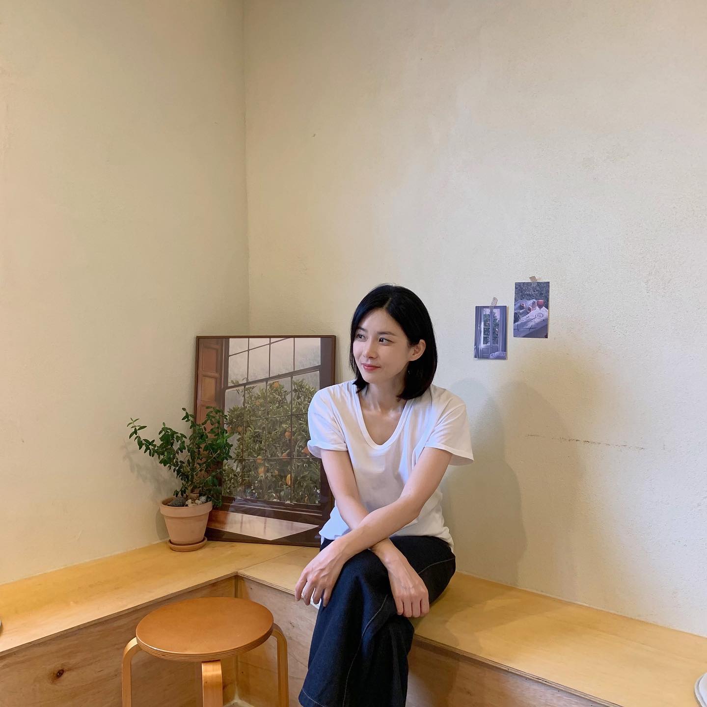 Phụ nữ trên 45 tuổi không cần phối đồ cầu kỳ, cứ mặc đơn giản như Lee Bo Young là xuất sắc - Ảnh 5. Phụ nữ trên 45 tuổi không cần phối đồ cầu kỳ, cứ mặc đơn giản như Lee Bo Young là xuất sắc - Ảnh 5.