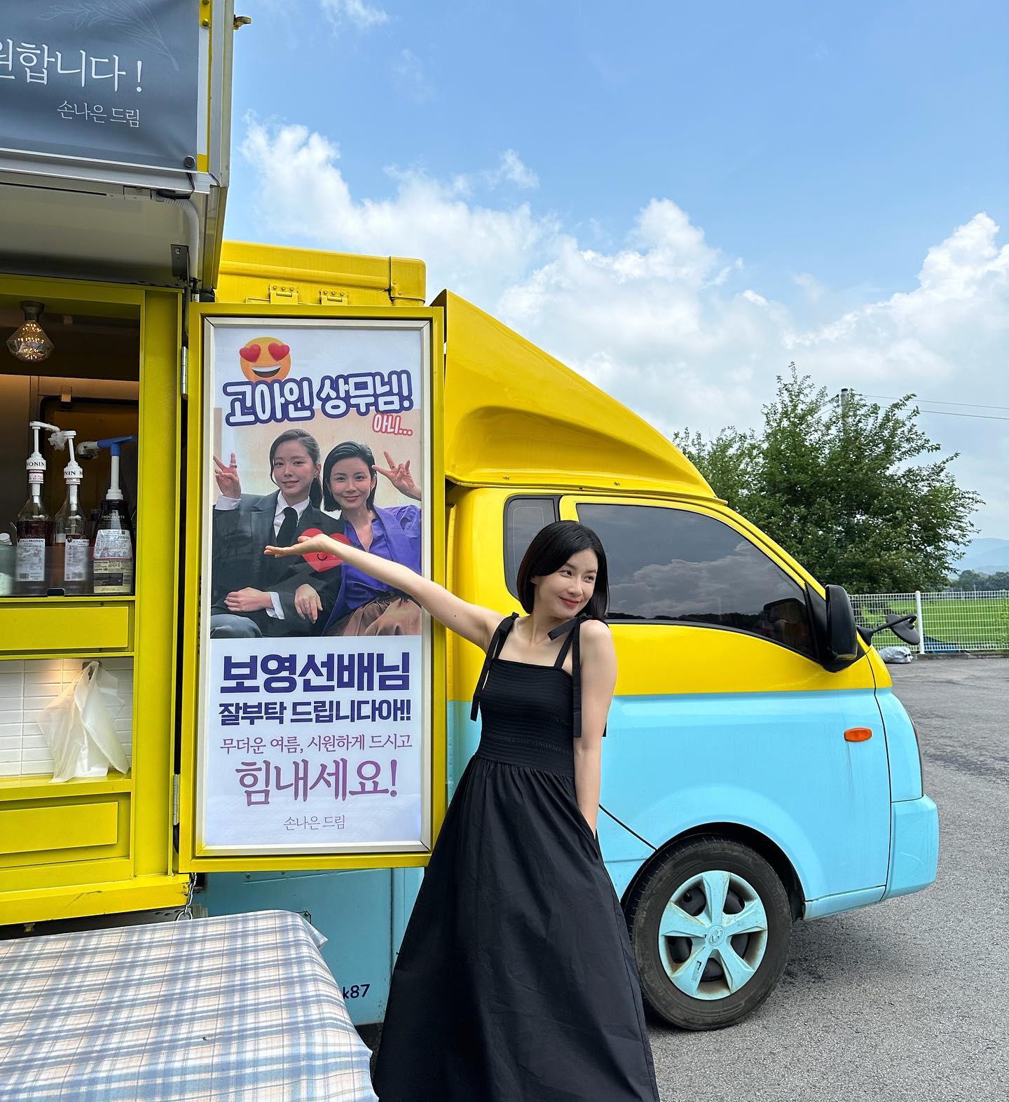 Phụ nữ trên 45 tuổi không cần phối đồ cầu kỳ, cứ mặc đơn giản như Lee Bo Young là xuất sắc - Ảnh 4. Phụ nữ trên 45 tuổi không cần phối đồ cầu kỳ, cứ mặc đơn giản như Lee Bo Young là xuất sắc - Ảnh 4.
