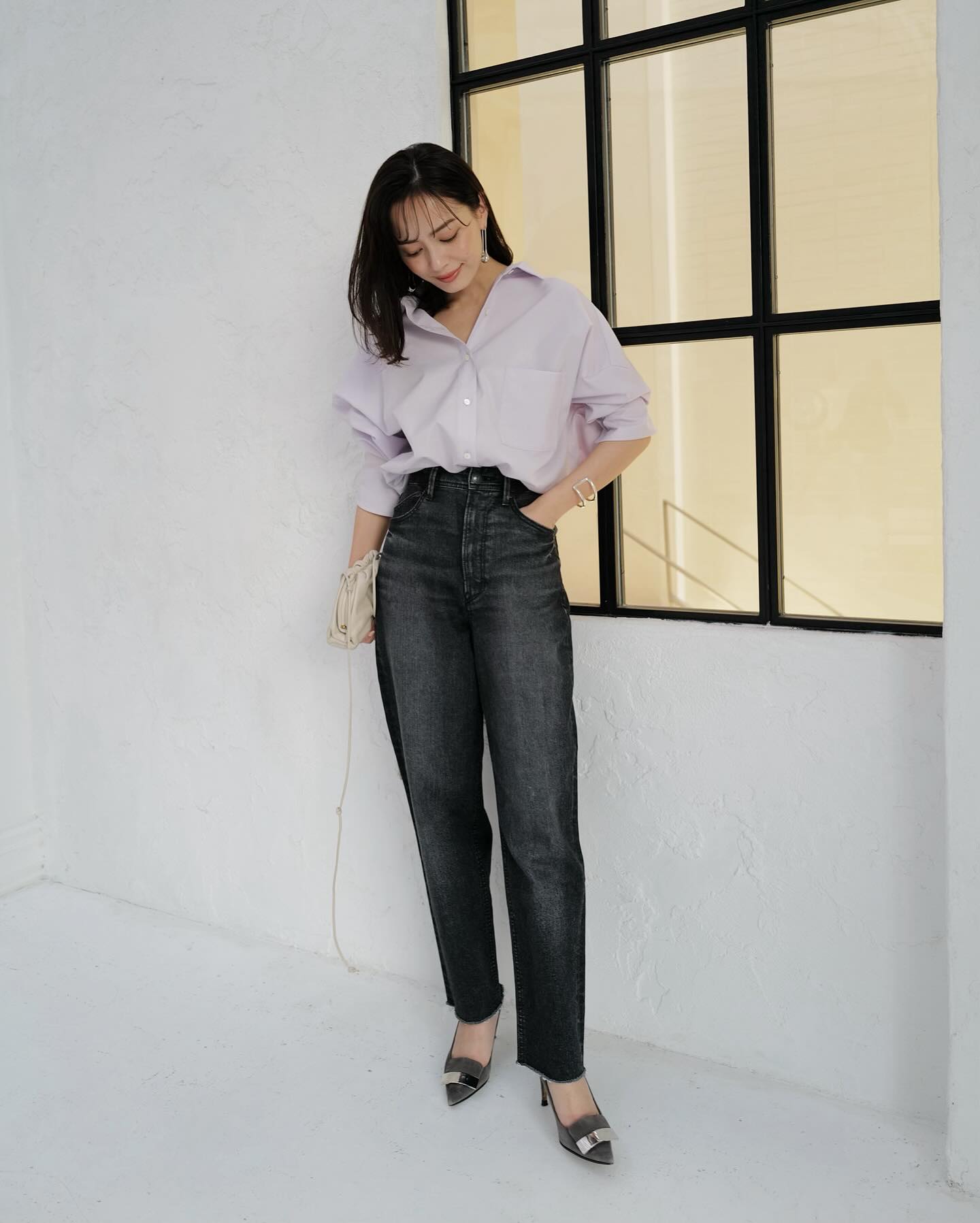 Mặc đẹp mỗi ngày với 10 cách diện áo sơ mi trơn chuẩn thanh lịch, trẻ trung cho mọi độ tuổi - Ảnh 10. Mặc đẹp mỗi ngày với 10 cách diện áo sơ mi trơn chuẩn thanh lịch, trẻ trung cho mọi độ tuổi - Ảnh 10.