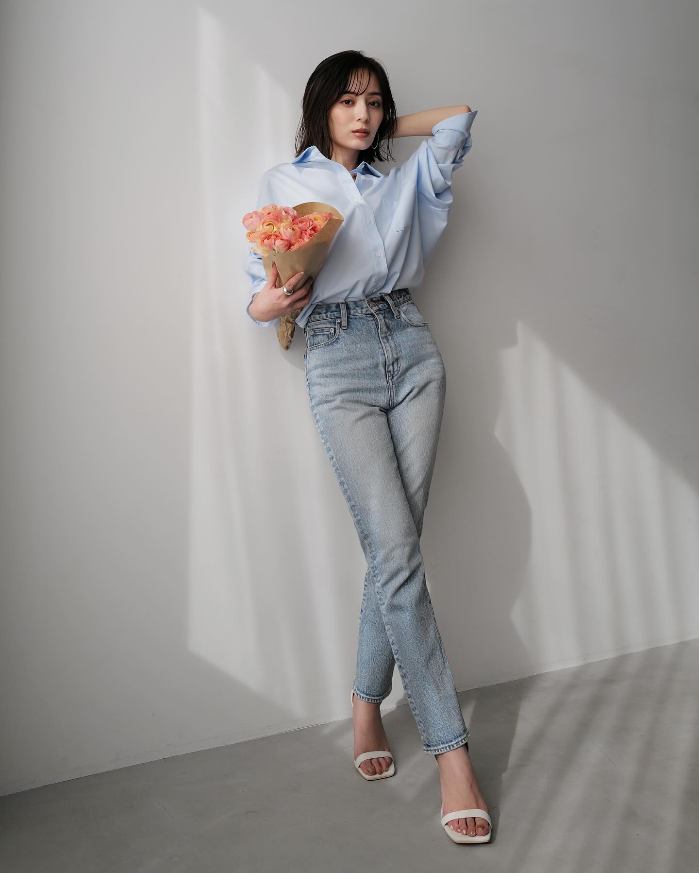 Mặc đẹp mỗi ngày với 10 cách diện áo sơ mi trơn chuẩn thanh lịch, trẻ trung cho mọi độ tuổi - Ảnh 9. Mặc đẹp mỗi ngày với 10 cách diện áo sơ mi trơn chuẩn thanh lịch, trẻ trung cho mọi độ tuổi - Ảnh 9.