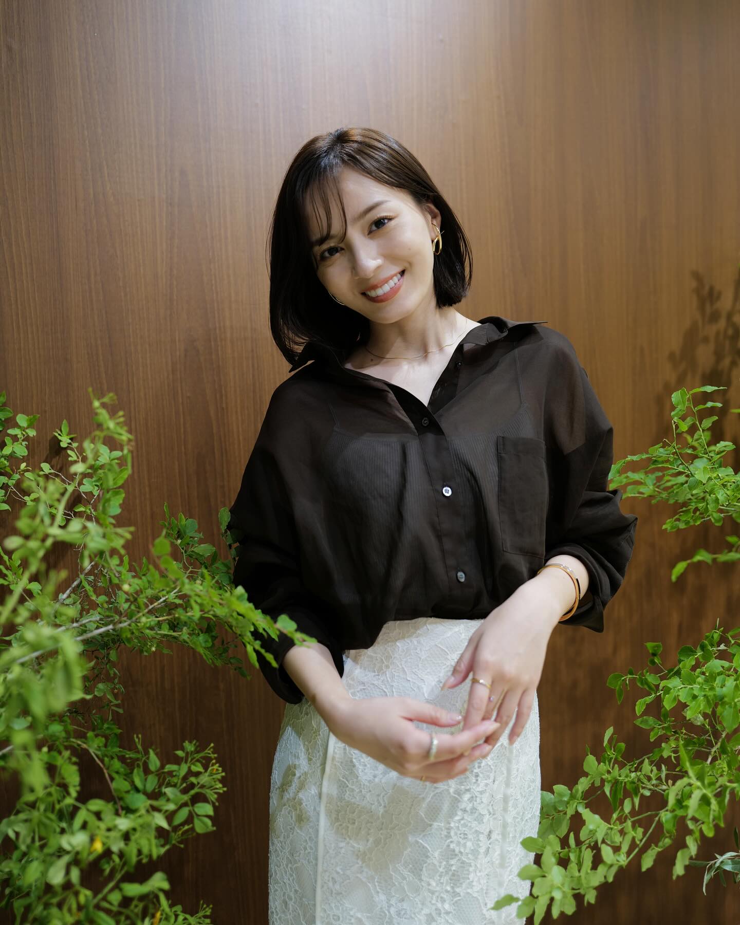 Mặc đẹp mỗi ngày với 10 cách diện áo sơ mi trơn chuẩn thanh lịch, trẻ trung cho mọi độ tuổi - Ảnh 8. Mặc đẹp mỗi ngày với 10 cách diện áo sơ mi trơn chuẩn thanh lịch, trẻ trung cho mọi độ tuổi - Ảnh 8.