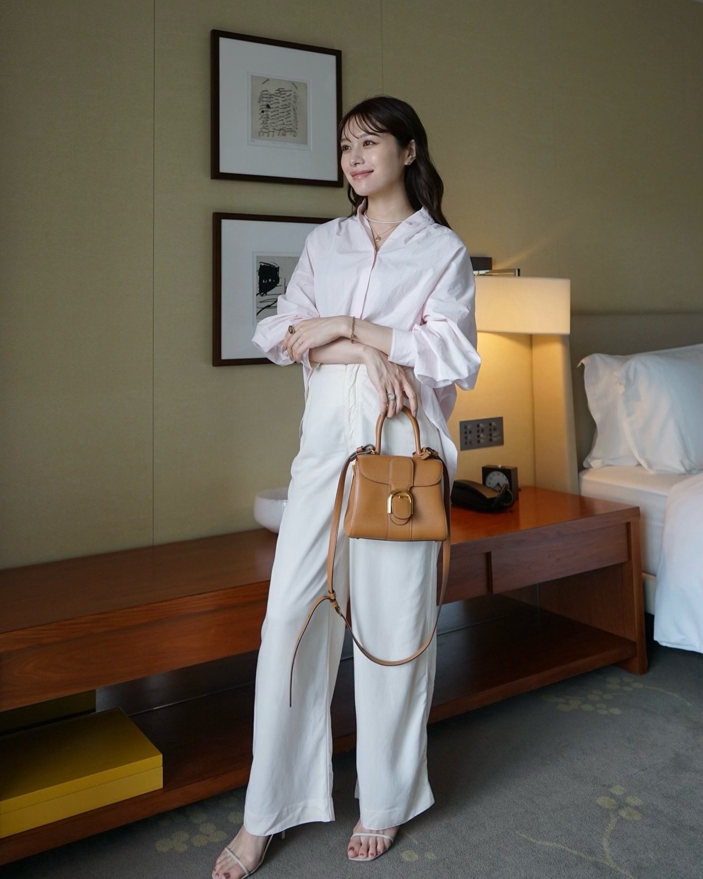 Mặc đẹp mỗi ngày với 10 cách diện áo sơ mi trơn chuẩn thanh lịch, trẻ trung cho mọi độ tuổi - Ảnh 7. Mặc đẹp mỗi ngày với 10 cách diện áo sơ mi trơn chuẩn thanh lịch, trẻ trung cho mọi độ tuổi - Ảnh 7.