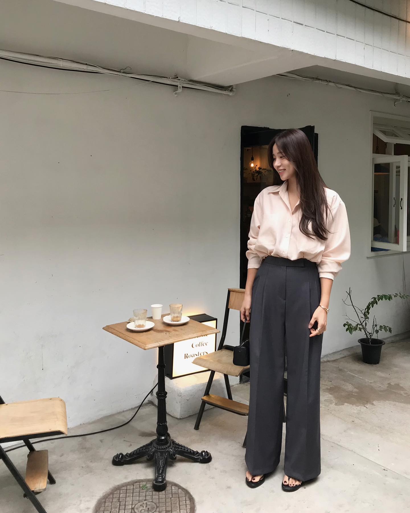 Mặc đẹp mỗi ngày với 10 cách diện áo sơ mi trơn chuẩn thanh lịch, trẻ trung cho mọi độ tuổi - Ảnh 6. Mặc đẹp mỗi ngày với 10 cách diện áo sơ mi trơn chuẩn thanh lịch, trẻ trung cho mọi độ tuổi - Ảnh 6.