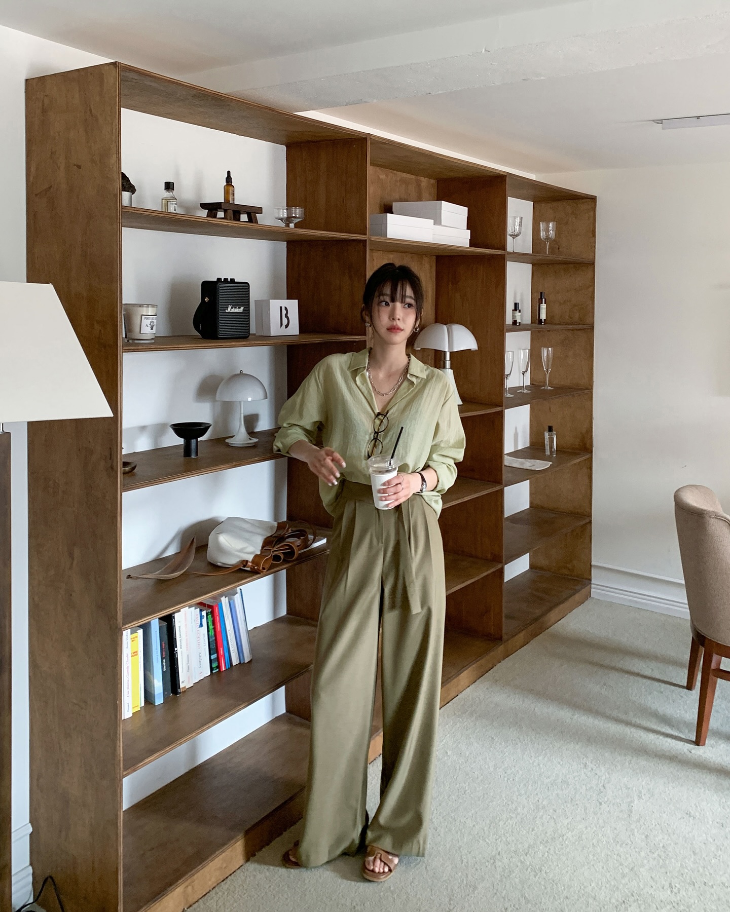 Mặc đẹp mỗi ngày với 10 cách diện áo sơ mi trơn chuẩn thanh lịch, trẻ trung cho mọi độ tuổi - Ảnh 2. Mặc đẹp mỗi ngày với 10 cách diện áo sơ mi trơn chuẩn thanh lịch, trẻ trung cho mọi độ tuổi - Ảnh 2.