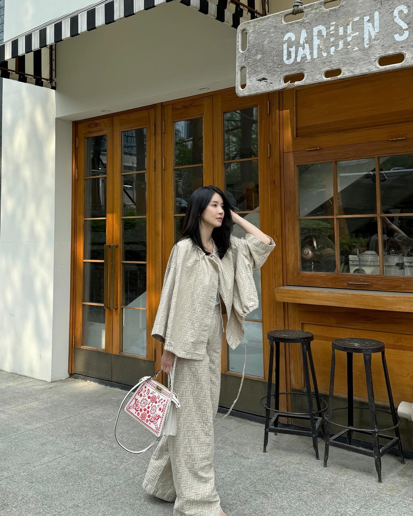 Phụ nữ trên 45 tuổi không cần phối đồ cầu kỳ, cứ mặc đơn giản như Lee Bo Young là xuất sắc - Ảnh 2. Phụ nữ trên 45 tuổi không cần phối đồ cầu kỳ, cứ mặc đơn giản như Lee Bo Young là xuất sắc - Ảnh 2.