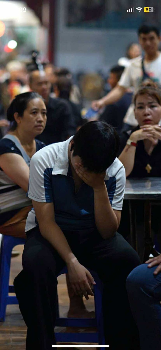 Không khí tang lễ xót xa: 4 chiếc quan tài nằm cạnh nhau, bức ảnh kỷ niệm gia đình khiến ai chứng kiến cũng nghẹn lòng - Ảnh 2. Không khí tang lễ xót xa: 4 chiếc quan tài nằm cạnh nhau, bức ảnh kỷ niệm gia đình khiến ai chứng kiến cũng nghẹn lòng - Ảnh 2.