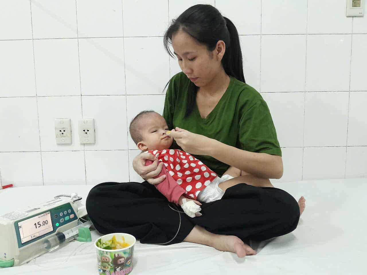 Thai phụ ôm con trai 3 tuổi bị tim bẩm sinh, suy dinh dưỡng nặng cầu cứu - Ảnh 4. Thai phụ ôm con trai 3 tuổi bị tim bẩm sinh, suy dinh dưỡng nặng cầu cứu - Ảnh 4.