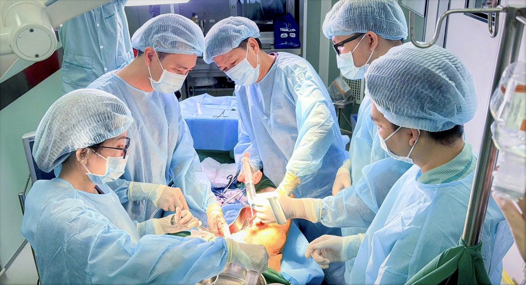 Ti&ecirc;m filler to&agrave;n th&acirc;n, c&ocirc; g&aacute;i trẻ hoại tử đ&ugrave;i, trải qua 60 ca mổ kh&oacute;c l&oacute;c cầu cứu b&aacute;c sĩ: "Kh&acirc;u lại gi&uacute;p, con đau lắm" - Ảnh 3.