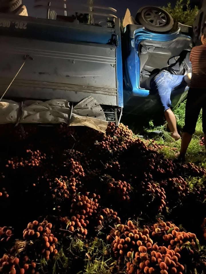 Vụ người dân nhặt vải từ xe tải gặp nạn: Chủ xe được ủng hộ 40 triệu đồng, bị nhiều người gọi điện mắng - Ảnh 2. Vụ người dân nhặt vải từ xe tải gặp nạn: Chủ xe được ủng hộ 40 triệu đồng, bị nhiều người gọi điện mắng - Ảnh 2.