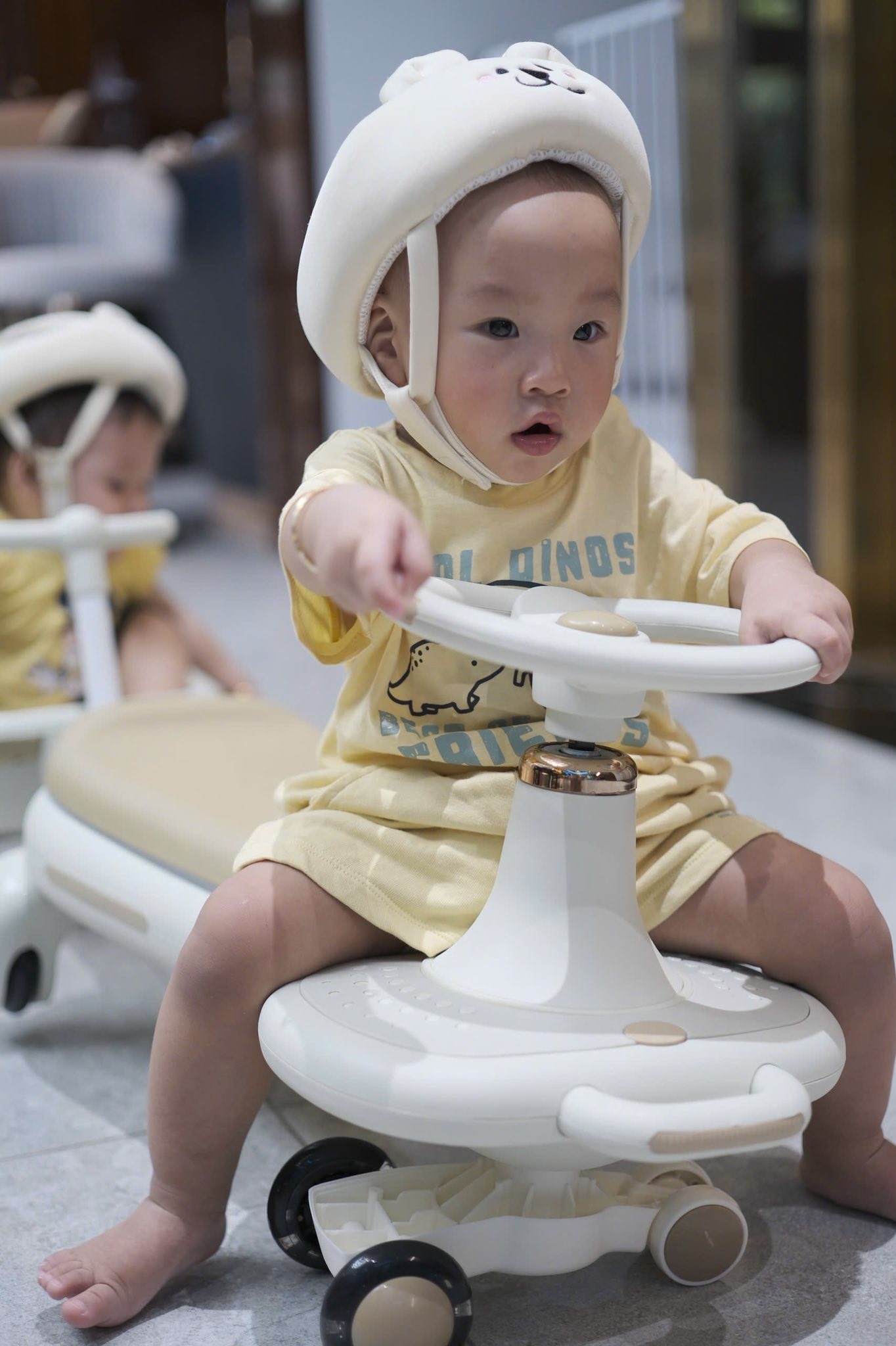 Hai nhóc tỳ nhà Phương Oanh - shark Bình khiến dân mạng cười ngất: Người thì nghiêm túc, người thì lầy hết nấc - Ảnh 2. Hai nhóc tỳ nhà Phương Oanh - shark Bình khiến dân mạng cười ngất: Người thì nghiêm túc, người thì lầy hết nấc - Ảnh 2.