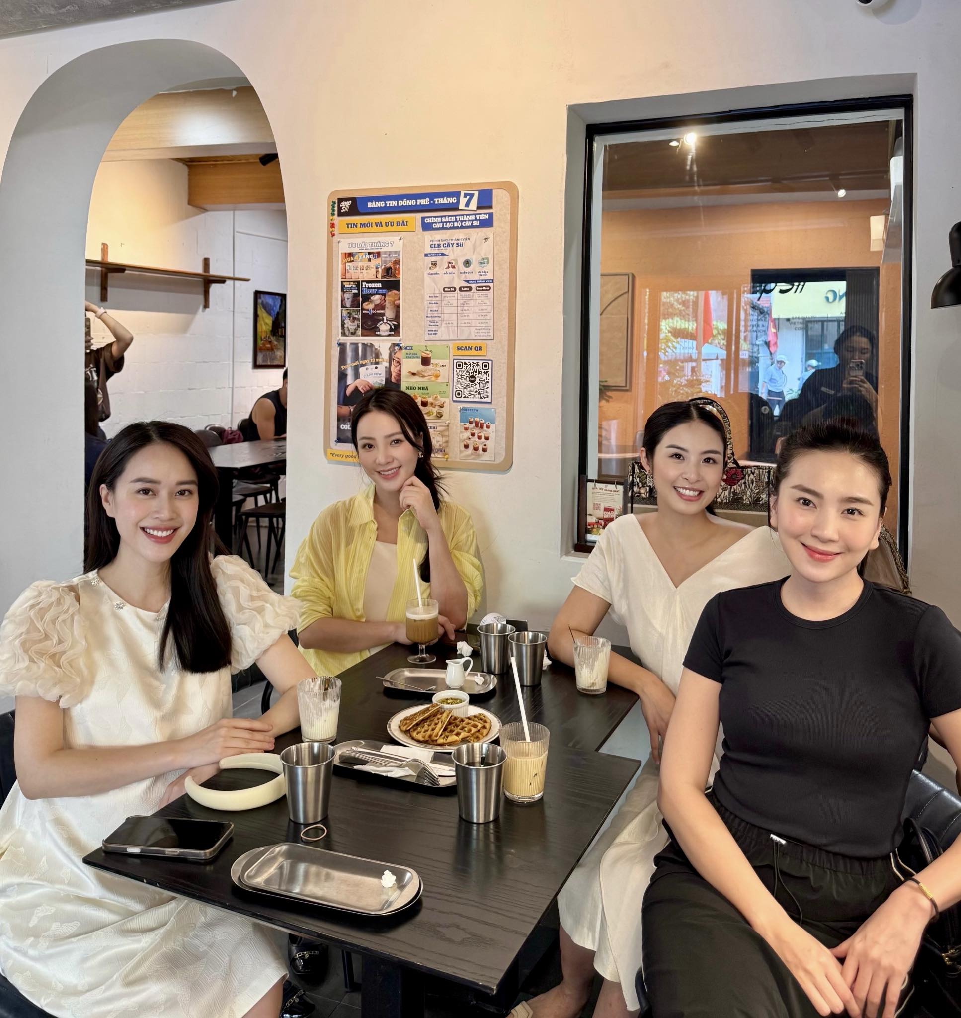 Mai Ngọc hẹn hò team mẹ bỉm sữa: Toàn nhan sắc đỉnh chóp, lên chức rồi mà vẫn sang - xịn - đẹp- Ảnh 1. Mai Ngọc hẹn hò team mẹ bỉm sữa: Toàn nhan sắc đỉnh chóp, lên chức rồi mà vẫn sang - xịn - đẹp- Ảnh 1.