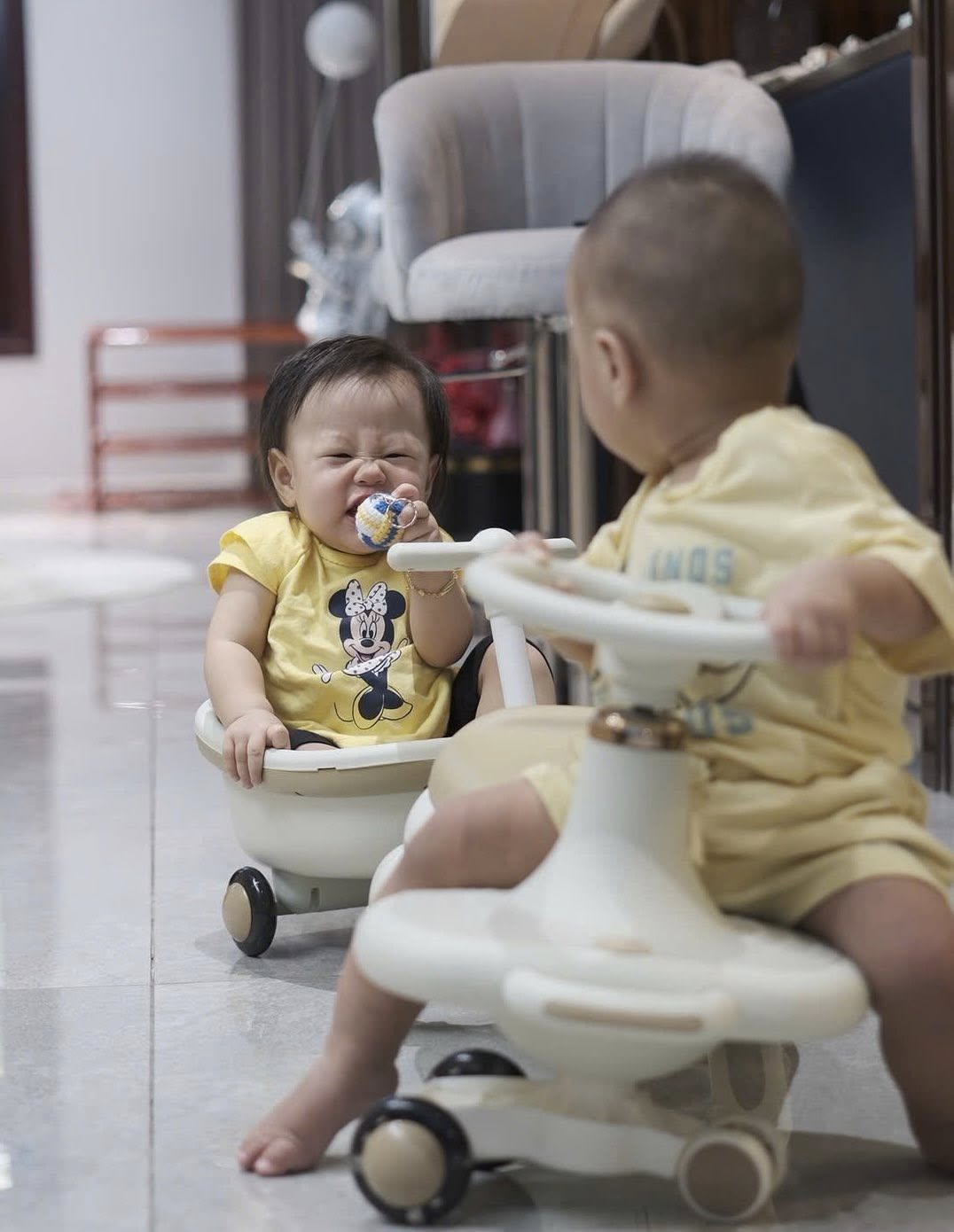 Hai nhóc tỳ nhà Phương Oanh - shark Bình khiến dân mạng cười ngất: Người thì nghiêm túc, người thì lầy hết nấc - Ảnh 4. Hai nhóc tỳ nhà Phương Oanh - shark Bình khiến dân mạng cười ngất: Người thì nghiêm túc, người thì lầy hết nấc - Ảnh 4.