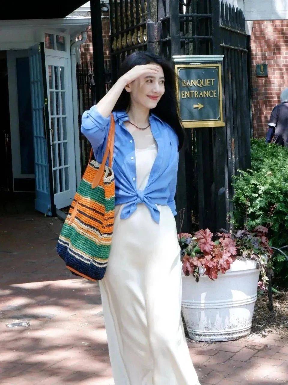 Dạo này Cao Viên Viên, Chu Châu, Dương Mịch cứ mặc gam màu này là lên hot search: Vừa mát mắt vừa sang trọng!- Ảnh 16. Dạo này Cao Viên Viên, Chu Châu, Dương Mịch cứ mặc gam màu này là lên hot search: Vừa mát mắt vừa sang trọng!- Ảnh 16.