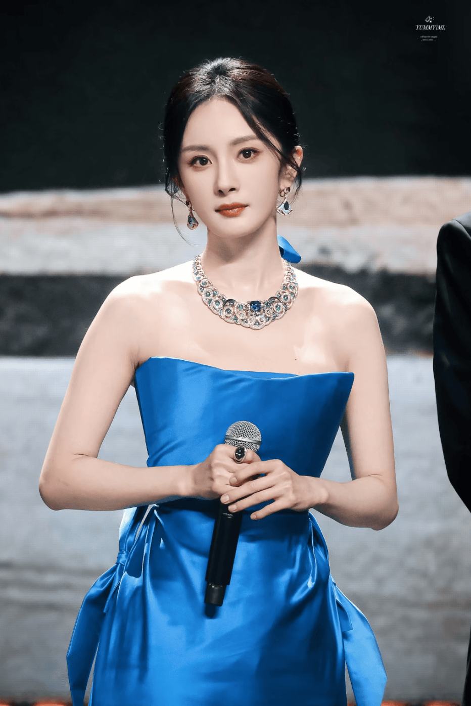 Dạo này Cao Viên Viên, Chu Châu, Dương Mịch cứ mặc gam màu này là lên hot search: Vừa mát mắt vừa sang trọng!- Ảnh 4. Dạo này Cao Viên Viên, Chu Châu, Dương Mịch cứ mặc gam màu này là lên hot search: Vừa mát mắt vừa sang trọng!- Ảnh 4.