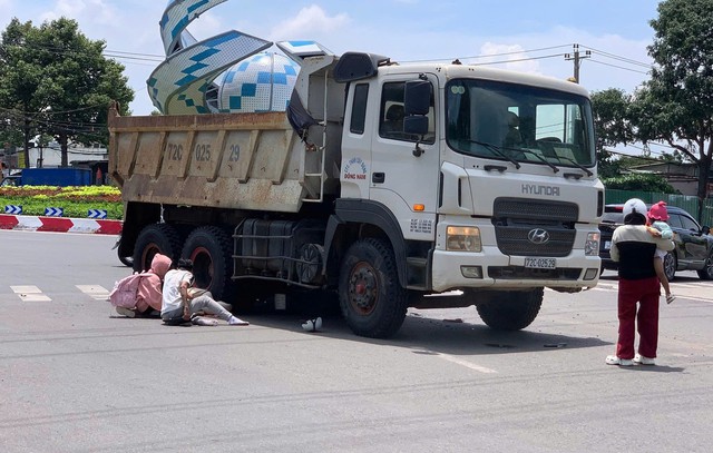 Cô gái 19 tuổi tử vong dưới bánh xe tải, nam thanh niên gục khóc tại hiện trường: Cả hai đang trở về sau chuyến du lịch - Ảnh 1. Cô gái 19 tuổi tử vong dưới bánh xe tải, nam thanh niên gục khóc tại hiện trường: Cả hai đang trở về sau chuyến du lịch - Ảnh 1.