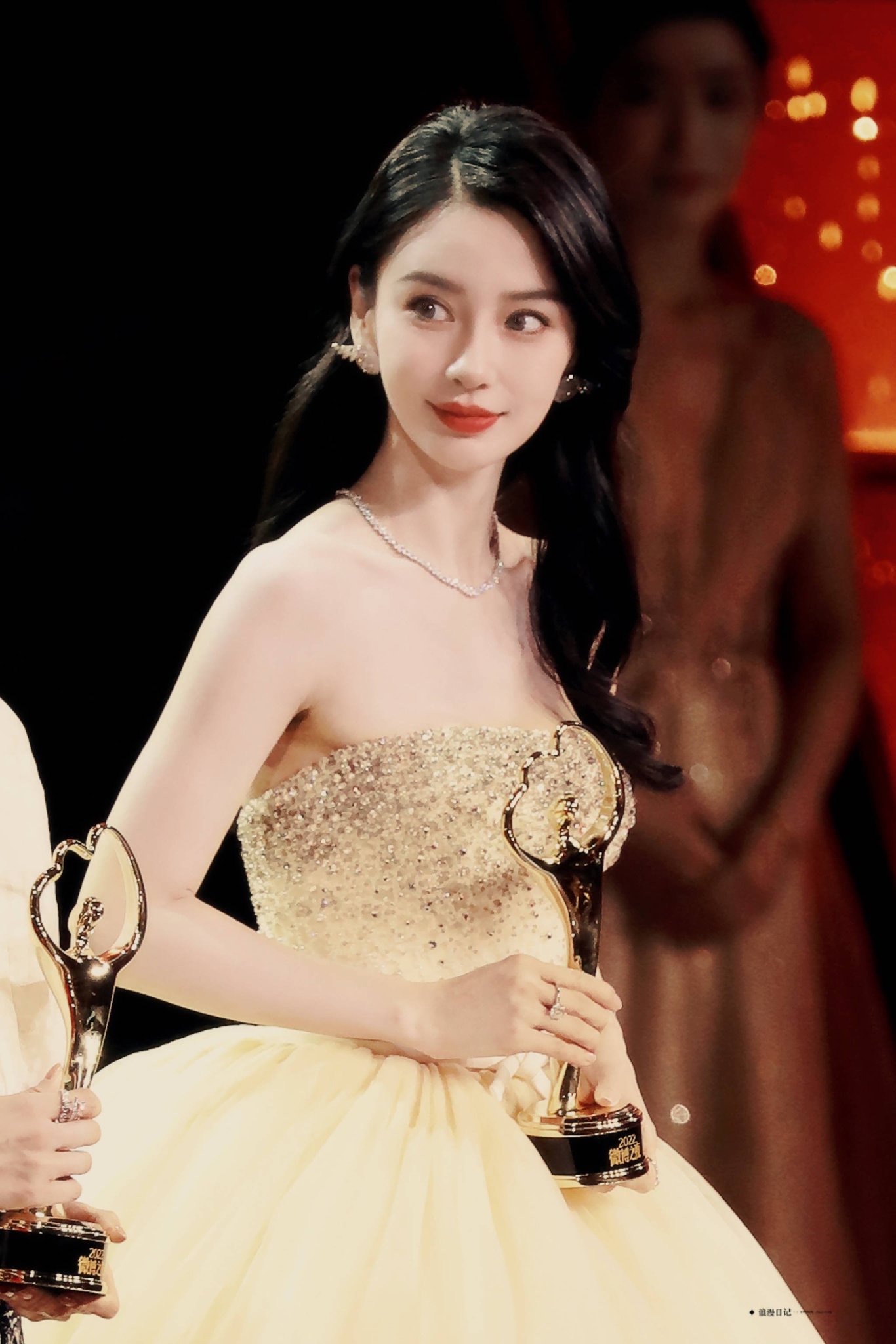 Angelababy tái xuất fashion week quốc tế, fan đồng loạt xin quay lại thảm đỏ Cbiz- Ảnh 13. Angelababy tái xuất fashion week quốc tế, fan đồng loạt xin quay lại thảm đỏ Cbiz- Ảnh 13.