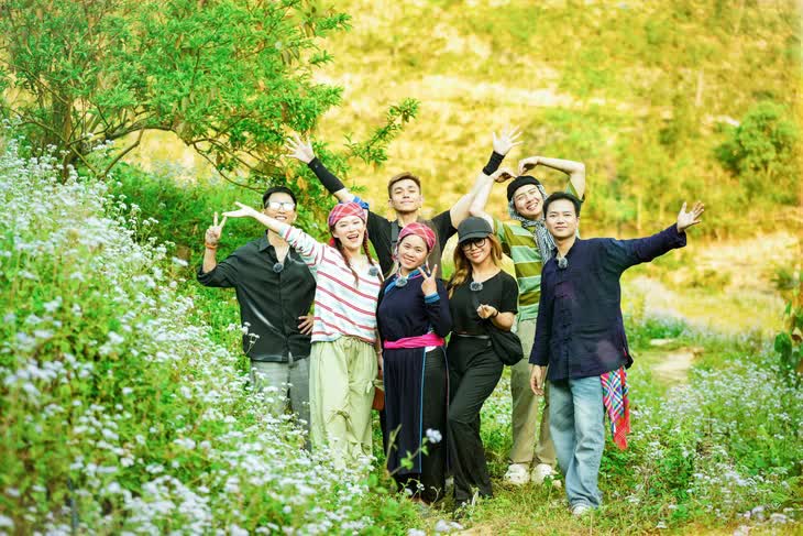 Sau Gia Đình Haha, một bài thơ trong SGK bất ngờ viral: Nguyên nhân đến từ chị Thông và anh Hà!- Ảnh 1. Sau Gia Đình Haha, một bài thơ trong SGK bất ngờ viral: Nguyên nhân đến từ chị Thông và anh Hà!- Ảnh 1.