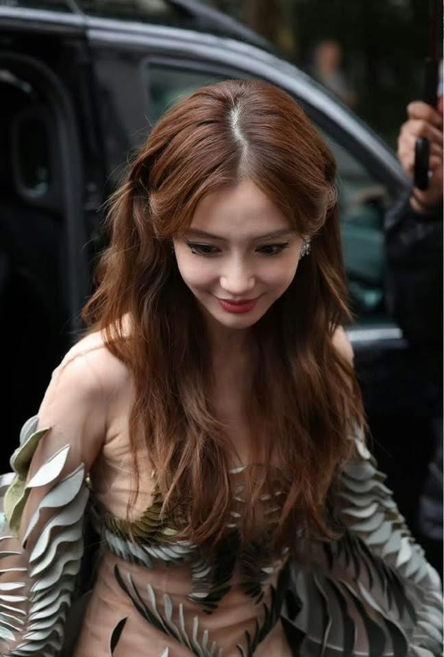 Angelababy tái xuất fashion week quốc tế, fan đồng loạt xin quay lại thảm đỏ Cbiz- Ảnh 6. Angelababy tái xuất fashion week quốc tế, fan đồng loạt xin quay lại thảm đỏ Cbiz- Ảnh 6.