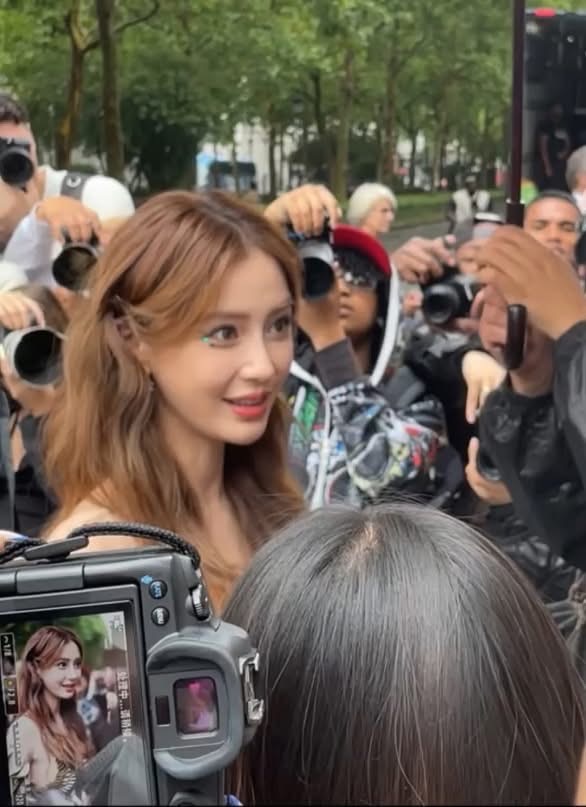 Angelababy tái xuất fashion week quốc tế, fan đồng loạt xin quay lại thảm đỏ Cbiz- Ảnh 10. Angelababy tái xuất fashion week quốc tế, fan đồng loạt xin quay lại thảm đỏ Cbiz- Ảnh 10.
