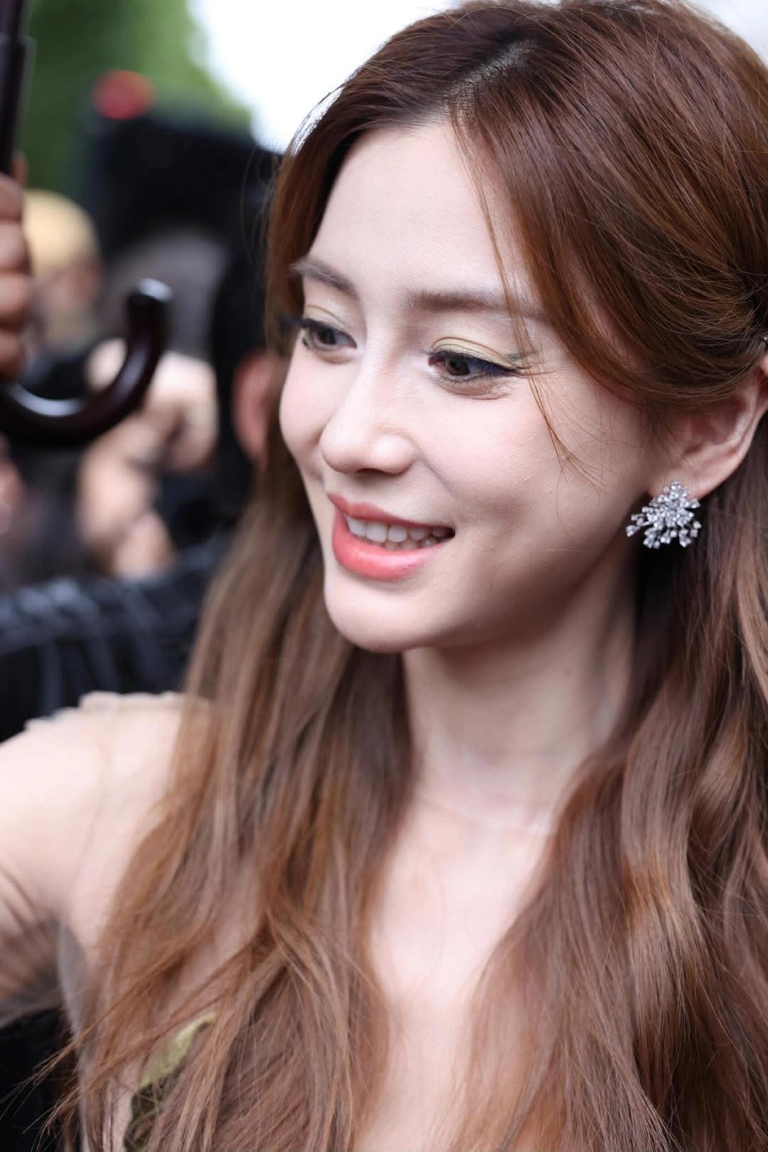Angelababy tái xuất fashion week quốc tế, fan đồng loạt xin quay lại thảm đỏ Cbiz- Ảnh 8. Angelababy tái xuất fashion week quốc tế, fan đồng loạt xin quay lại thảm đỏ Cbiz- Ảnh 8.