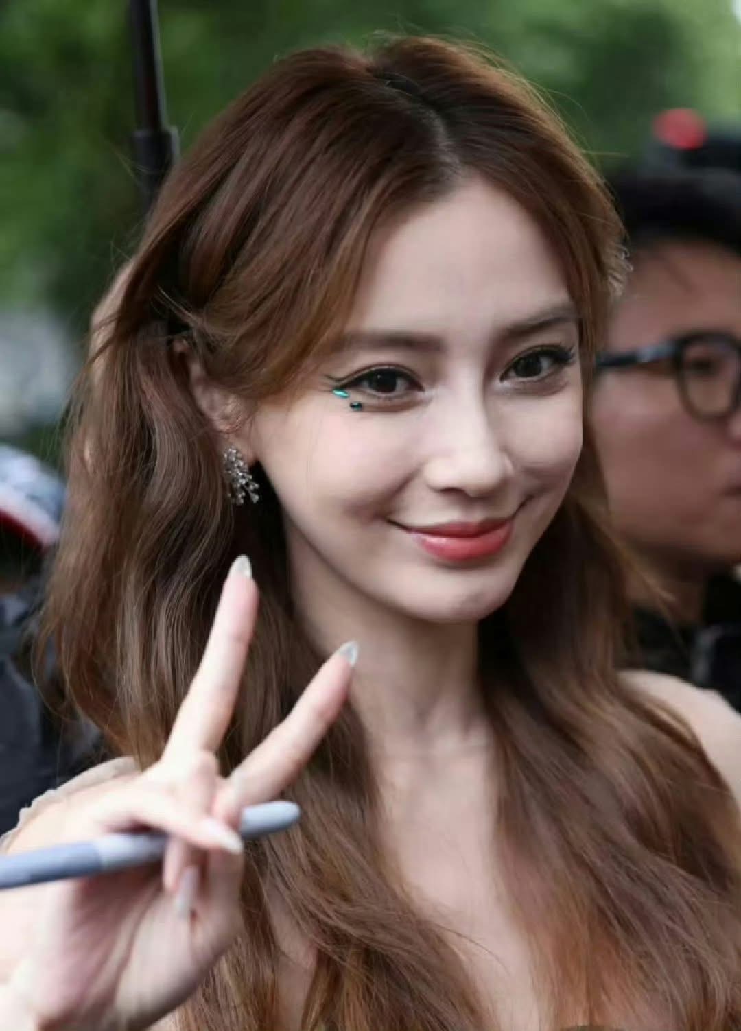 Angelababy tái xuất fashion week quốc tế, fan đồng loạt xin quay lại thảm đỏ Cbiz- Ảnh 7. Angelababy tái xuất fashion week quốc tế, fan đồng loạt xin quay lại thảm đỏ Cbiz- Ảnh 7.