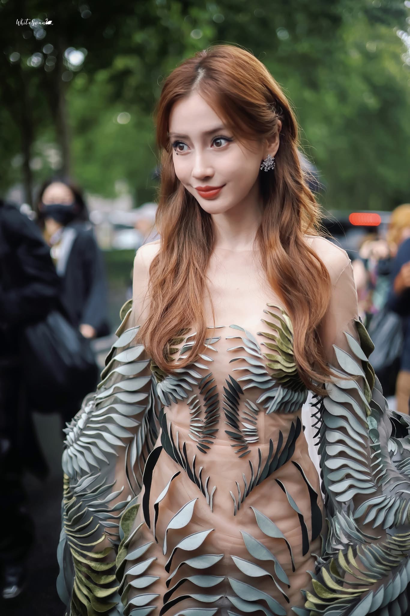 Angelababy tái xuất fashion week quốc tế, fan đồng loạt xin quay lại thảm đỏ Cbiz- Ảnh 4. Angelababy tái xuất fashion week quốc tế, fan đồng loạt xin quay lại thảm đỏ Cbiz- Ảnh 4.