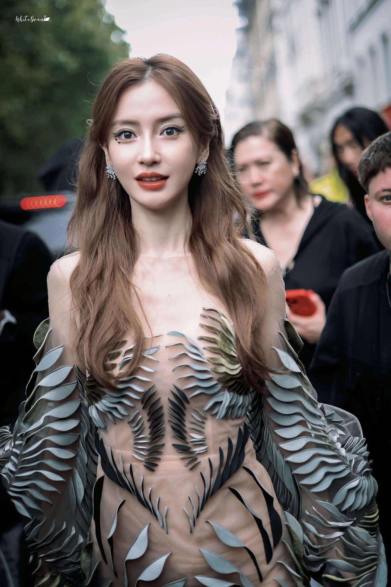 Angelababy tái xuất fashion week quốc tế, fan đồng loạt xin quay lại thảm đỏ Cbiz- Ảnh 5. Angelababy tái xuất fashion week quốc tế, fan đồng loạt xin quay lại thảm đỏ Cbiz- Ảnh 5.