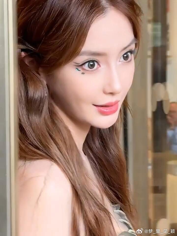 Angelababy tái xuất fashion week quốc tế, fan đồng loạt xin quay lại thảm đỏ Cbiz- Ảnh 9. Angelababy tái xuất fashion week quốc tế, fan đồng loạt xin quay lại thảm đỏ Cbiz- Ảnh 9.