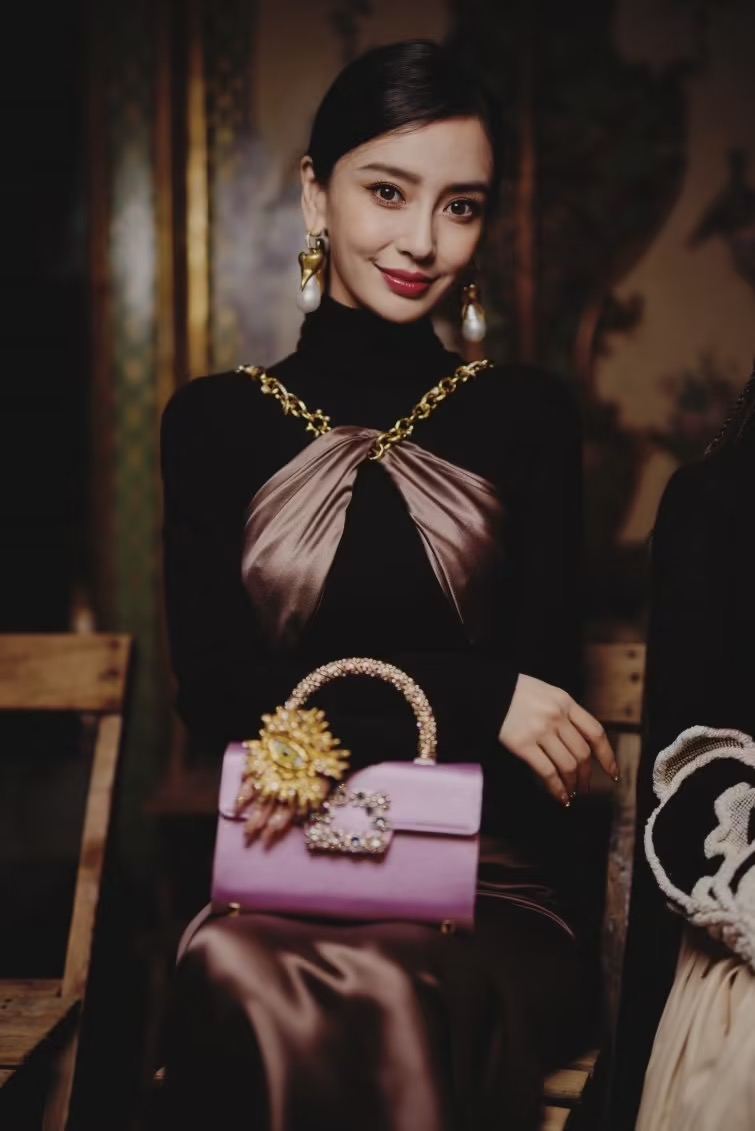 Angelababy tái xuất fashion week quốc tế, fan đồng loạt xin quay lại thảm đỏ Cbiz- Ảnh 16. Angelababy tái xuất fashion week quốc tế, fan đồng loạt xin quay lại thảm đỏ Cbiz- Ảnh 16.