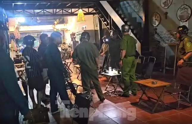 Người phụ nữ bị 'phi công' cùng công ty tống tiền, tình bằng clip ân ái trong một đêm say - Ảnh 2. Người phụ nữ bị 'phi công' cùng công ty tống tiền, tình bằng clip ân ái trong một đêm say - Ảnh 2.