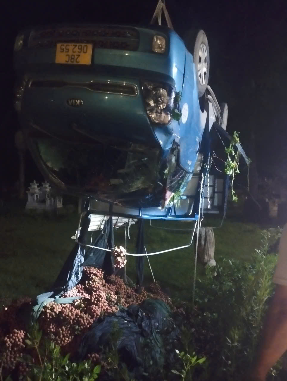 Vụ &ocirc; t&ocirc; chở 4 tấn vải bị lật: Chủ xe n&oacute;i bị "khủng bố" qua điện thoại, xin tạm dừng nhận gi&uacute;p đỡ - Ảnh 2.