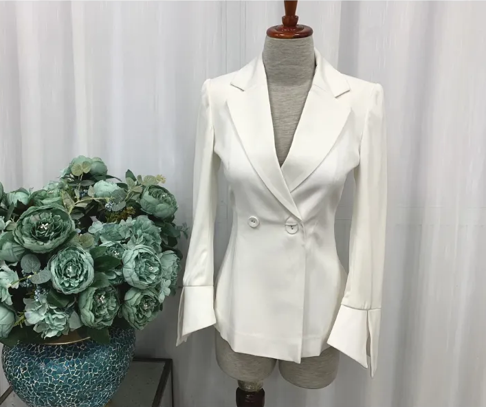 Vương phi Kate – Jisoo diện cùng 1 chiếc áo nhưng style khác biệt hoàn toàn - Ảnh 8.