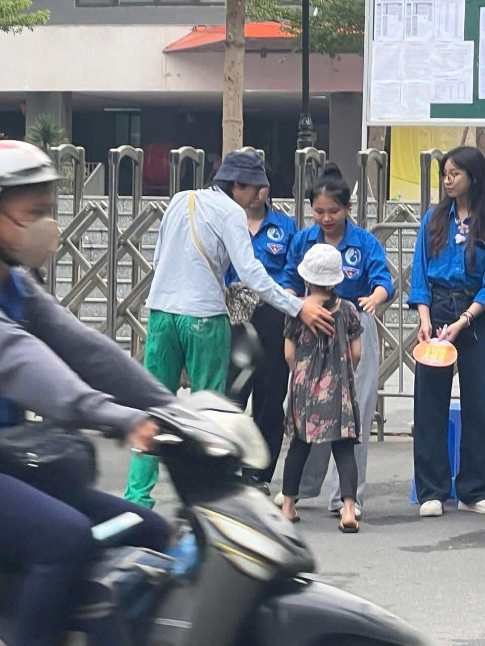 Kể tiếp chuyện nam sinh dắt em gái đi thi vào lớp 10 gây sốt MXH: Bất ngờ với thông tin vừa được hé lộ! - Ảnh 3. Kể tiếp chuyện nam sinh dắt em gái đi thi vào lớp 10 gây sốt MXH: Bất ngờ với thông tin vừa được hé lộ! - Ảnh 3.
