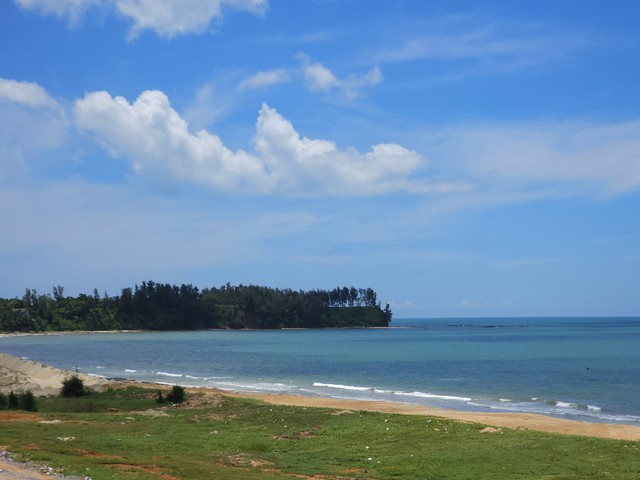 Bãi biển được mệnh danh là "nữ hoàng của các bãi tắm", thuộc miền Trung nhưng ít du khách biết tới - Ảnh 2. Bãi biển được mệnh danh là "nữ hoàng của các bãi tắm", thuộc miền Trung nhưng ít du khách biết tới - Ảnh 2.