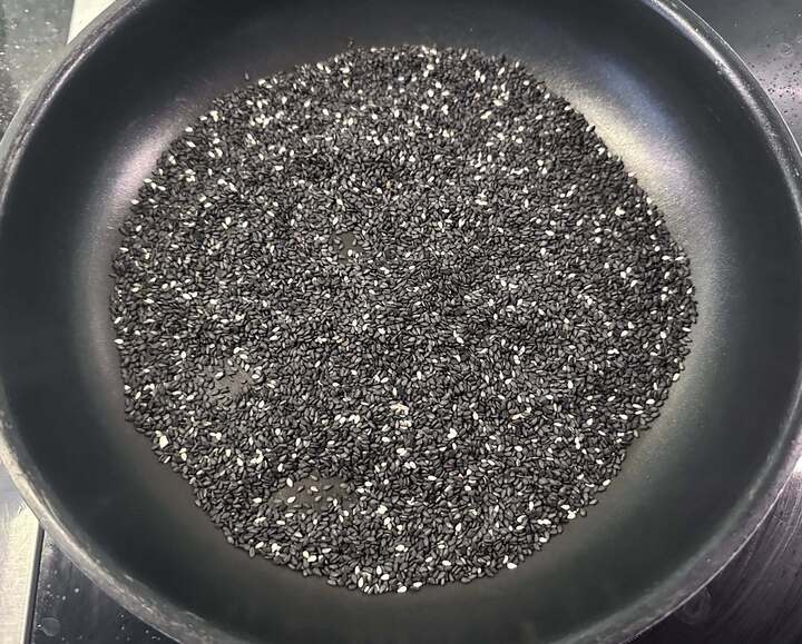 Cách nấu chè mè đen vừa ngon vừa đẹp da, chuẩn dáng - Ảnh 3. Cách nấu chè mè đen vừa ngon vừa đẹp da, chuẩn dáng - Ảnh 3.