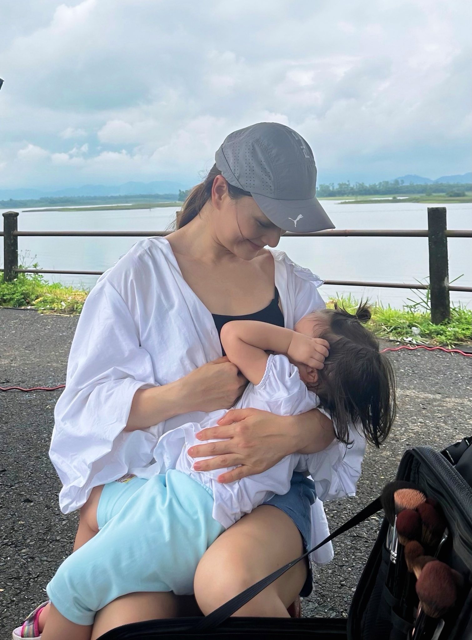 Con gái đã 16 tháng, Lan Phương vẫn thoải mái cho “tu ti” giữa phim trường: Phản ứng của netizen gây chú ý - Ảnh 1. Con gái đã 16 tháng, Lan Phương vẫn thoải mái cho “tu ti” giữa phim trường: Phản ứng của netizen gây chú ý - Ảnh 1.