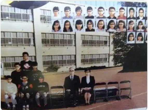 14 năm đã trôi qua nhưng bức ảnh tập thể lớp này vẫn khiến nhiều người &quot;rùng mình&quot;: Chuyện gì đã xảy ra với những người trong ảnh? - Ảnh 1.
