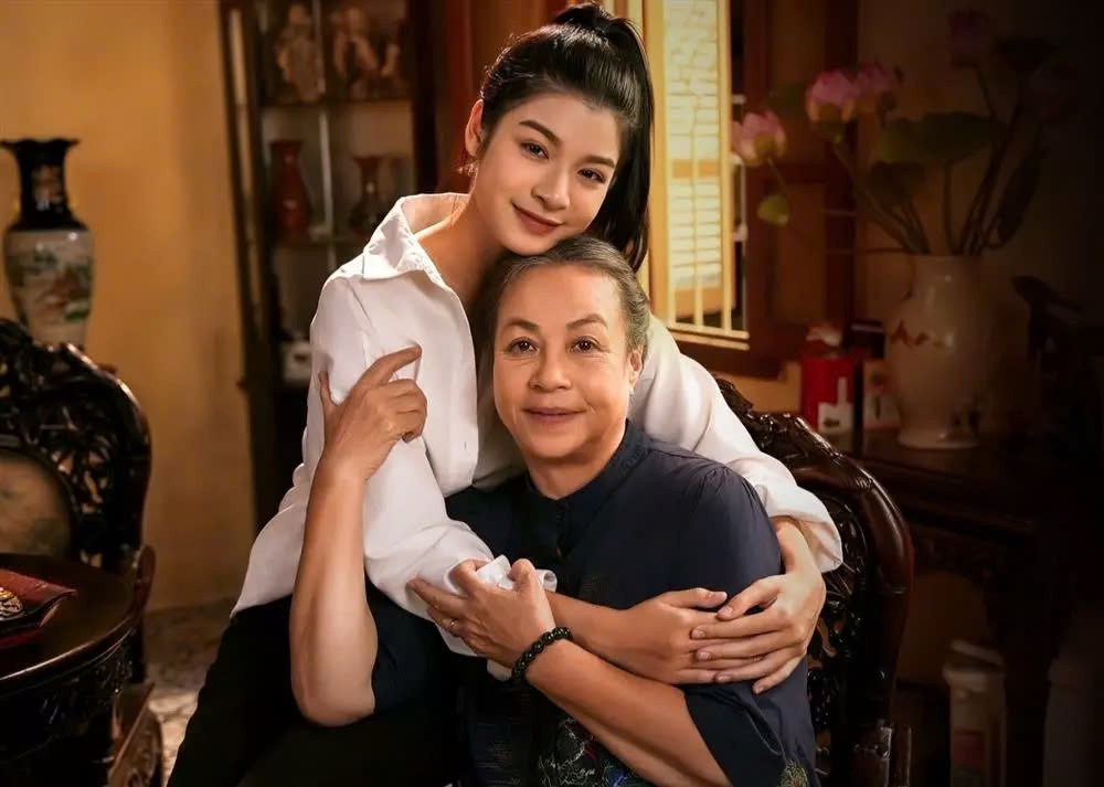 ai-ma-y-nghia-ten-phim-hoa-sua-ve-trong-gio-lieu-co-lap-lai-thuong-ngay-nang-ve-1-1725243396-1751995335031-1751995335312424267737-1752029935979-1752029936114252240524.jpg
